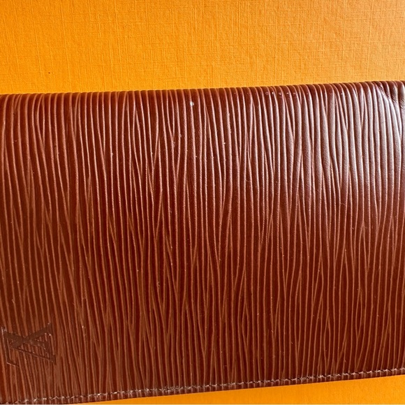 Louis Vuitton Epi Wallet Unisex - Picture 15 of 15